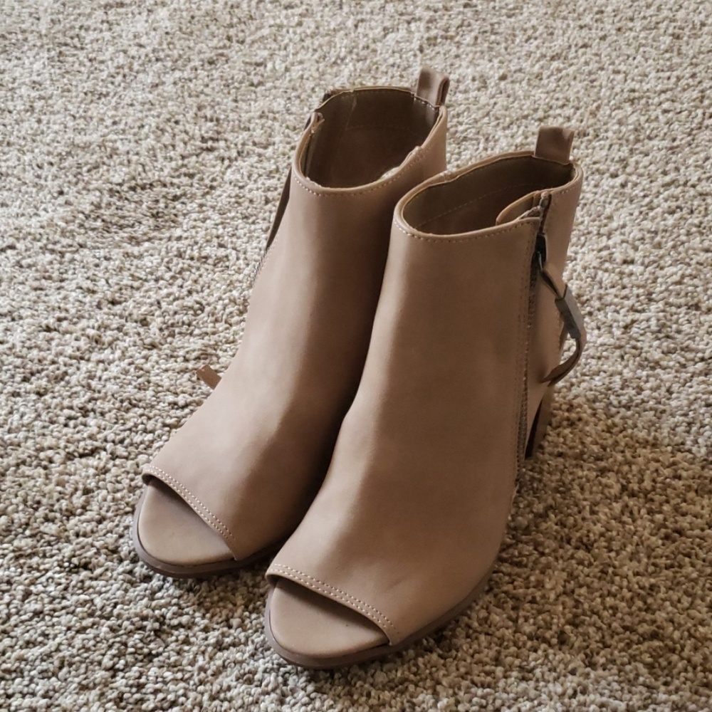 Beige/ tan shoes